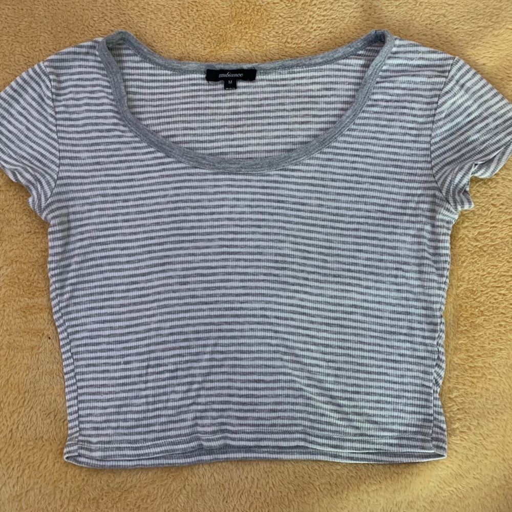 gray crop top